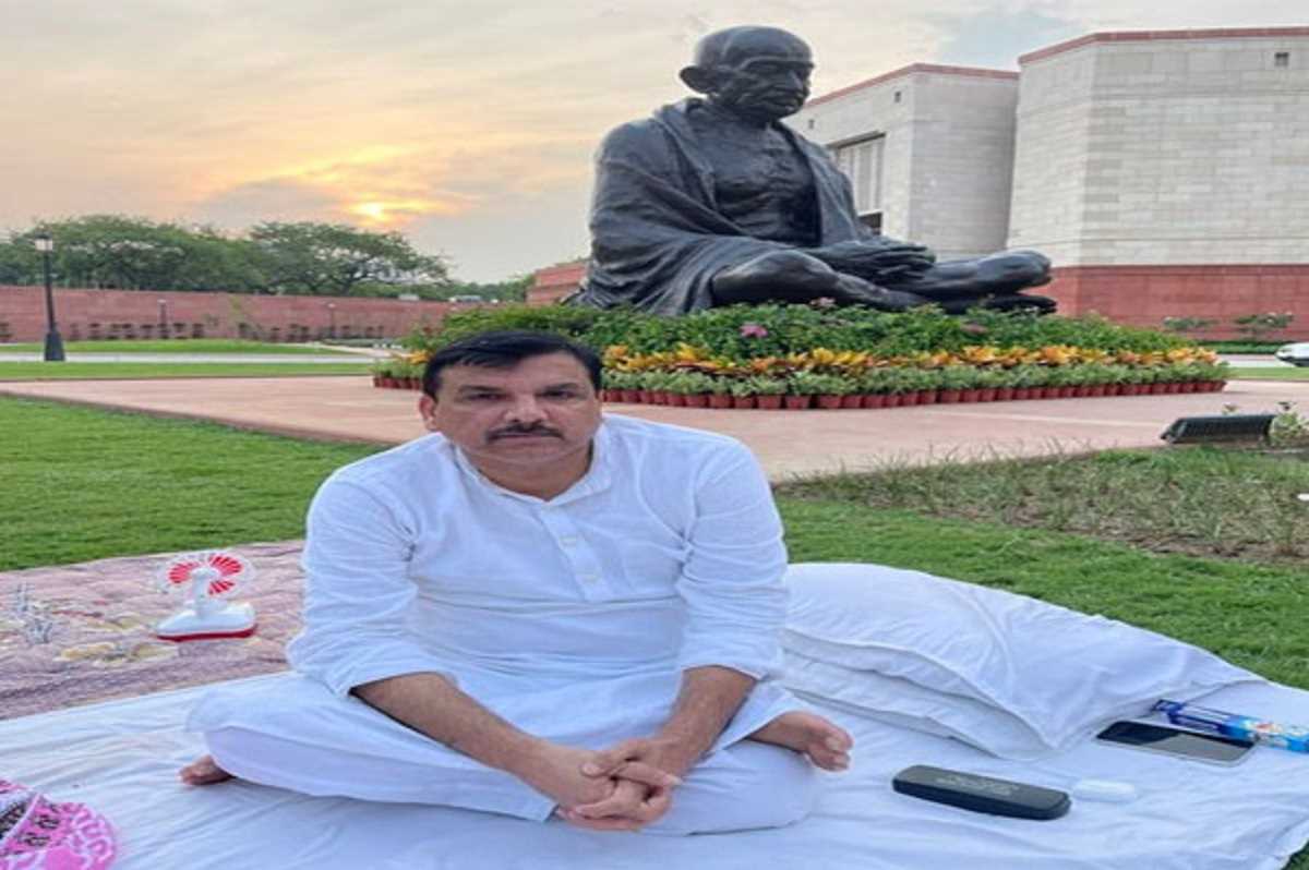 आम आदमी पार्टी के संजय सिंह का संसद परिसर में धरना जारी आम आदमी पार्टी के संजय सिंह का संसद परिसर में धरना जारी